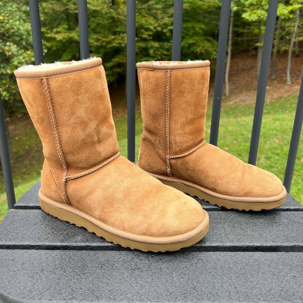 UGG Classic Short II mid-calf suede boot
Chestnut Size 7